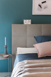 Boxspringbett Bea in blau midnightblue mit quadratischer Steppung und Visco Topper im Schlafzimmer