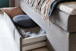 Boxspringbett Bea in blau midnightblue mit quadratischer Steppung und Visco Topper im Schlafzimmer