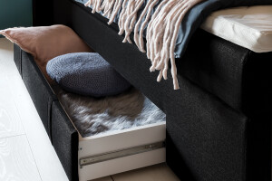 Boxspringbett Bea in blau midnightblue mit quadratischer Steppung und Visco Topper im Schlafzimmer