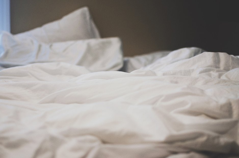 Ungemachtes Bett und weiße Bettwäsche
