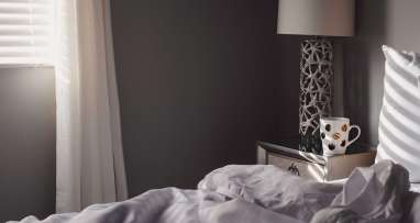 Lichtdurchflutetes Schlafzimmer